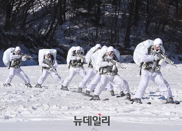 ▲ 특전사 요원이 전술스키를 타고 이동하고 있다.ⓒ뉴데일리 정재훈 사진기자