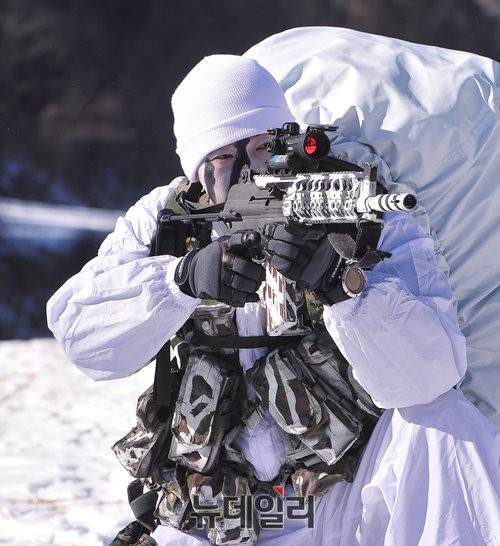 ▲ 특전사 요원이 조준사격을 하고있다.ⓒ뉴데일리 정재훈 사진기자