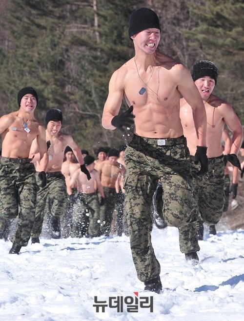 ▲ 특전사 요원이 ‘서킷트레이닝’ 일환중 하나인 타이어 끌기를 하고있다.ⓒ뉴데일리 정재훈 사진기자