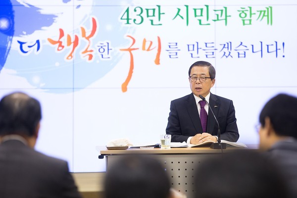 ▲ 기자회견 하고 있는 남유진 구미시장 ⓒ뉴데일리