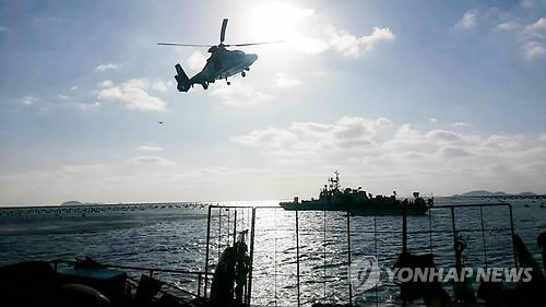 ▲ 8일 오후 전남 진도군 고군면 무저도 남쪽 3.6㎞ 해상에서 진도선적 2.93t 연승어선이 붉은 밑바닥을 드러낸채 전복된 가운데 해경안전서 측이 구조·수색작업을 펼치고 있다. ⓒ연합뉴스