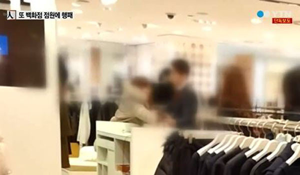 ▲ 8일에는 대전 서구 괴정동 롯데백화점 3층에서 난동을 피우던 여성의 모습이 보도됐다. ⓒYTN 뉴스화면 캡쳐