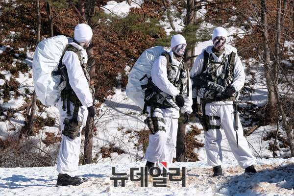 ▲ 설한지에서 1911부무장을 범용 레그 홀스터 착용중인 특전사 대원 ⓒ태상호 기자