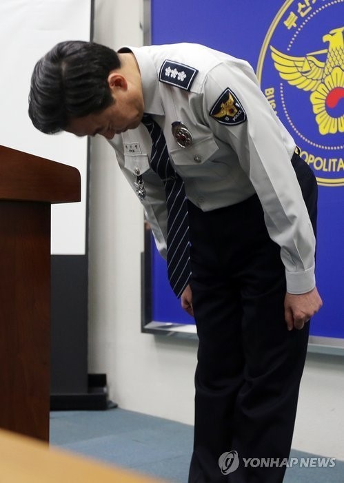 ▲ 9일 권기선 부산지방경찰청장이 기자회견을 열고 폭언에 대해 "진심으로 사과한다"며 고개를 숙였다. ⓒ 사진 연합뉴스