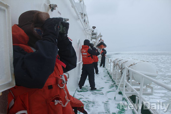 ▲ 러시아 베링해 사고해역에서 유빙 주변을 망원경으로 살피고 있는 구조대원들 ⓒ국민안전처