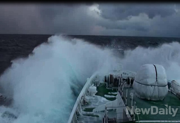 ▲ 5001함은 평균파고 4~5미터, 초속 20미터 이상의 강한 바람이 부는 베링해의 열악한 기상여건으로 구조에 어려움을 겪었다. ⓒ국민안전처