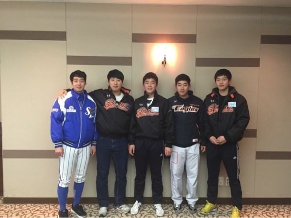 ▲ 7일 신인들을 대상으로 열린 2015프로야구 신인선수교육에 참가하여 다시 만났다. 사진왼쪽부터 권현규(삼성),윤세곤,전병우(롯데),주현상(한화),김대륙(롯데)선수. ⓒ뉴데일리 최상인기자