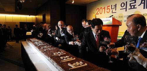 ▲ 문형표 보건복지부 장관이 의료계 신년회에서 와인건배를 하고 있다.ⓒ제공=보건복지부