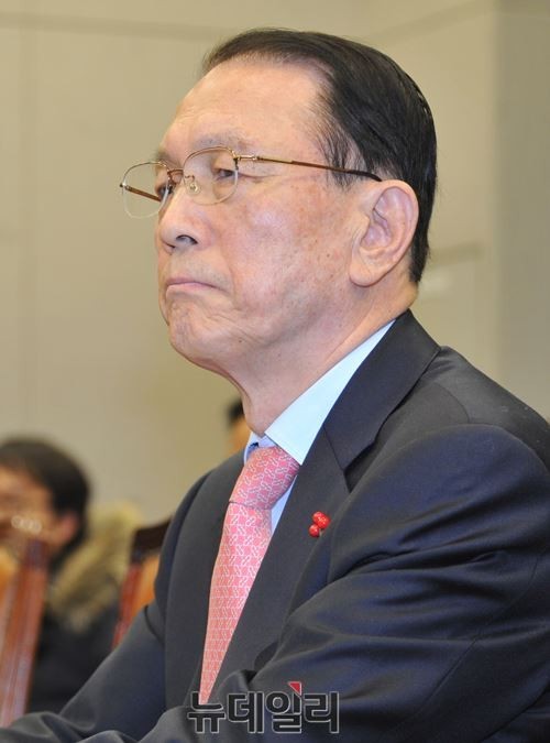 ▲ 김기춘 대통령 비서실장이 9일 오전 서울 여의도 국회에서 열린 운영위원회 전체회의에 청와대 문건유출 관련 현안보고 시작을 기다리고 있다.ⓒ뉴데일리