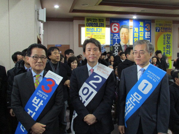▲ 당대표 경선 후보인 박지원·이인영·문재인 후보(사진 왼쪽부터)가 10일 합동연설회가 열린 제주상공회의소 5층 국제회의실 입구 너머에 나란히 서서 입장하는 대의원들을 맞이하고 있다. ⓒ뉴데일리 정도원 기자