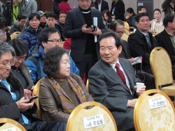 ▲ 이번 전당대회 불출마를 선언한 새정치민주연합의 정세균 상임고문이 10일 합동연설회가 열린 제주상공회의소 국제회의실 앞줄에 앉아 인재근 비대위원과 대화를 나누고 있다. 정세균 고문은 이날 합동연설회장이 일찌감치 도착해 장내를 한 바퀴 순회하며 일일이 대의원들과 인사를 나눴다. ⓒ뉴데일리 정도원 기자