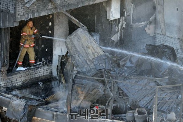 ▲ 10일 소방관들이 의정부 대봉그린아파트 화재 현장을 수습하고 있는 모습. ⓒ뉴데일리 이종현 기자