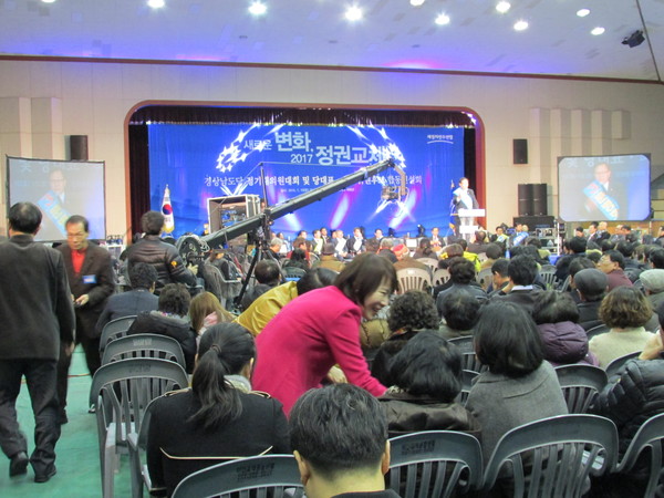 ▲ 새정치민주연합 당대표·최고위원 후보자들의 경남 지역 합동연설회가 10일 오후 창원 문성대 체육관에서 열렸다. 문병호 최고위원 후보가 단상에서 연설하고 있다. ⓒ뉴데일리 정도원 기자