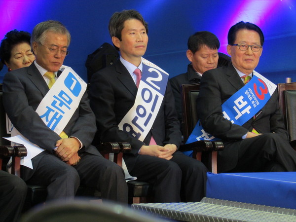 ▲ 새정치민주연합의 당대표 후보로 출마한 문재인·이인영·박지원 후보(사진 왼쪽부터)가 10일 오후 경남 창원 문성대 체육관에서 열린 합동연설회에서 연설을 마친 뒤 이어지는 최고위원 경선 후보자들의 연설을 경청하고 있다. ⓒ뉴데일리 정도원 기자