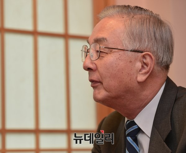 ▲ 정종욱 통일준비위 부위원장은 자신이 아는 한도 내에서는 박근혜 대통령이나 현 정부 모두 북한과 '비밀접촉'이나 '거래'는 하지 않을 것이라 단언했다. ⓒ뉴데일리 정상윤 기자