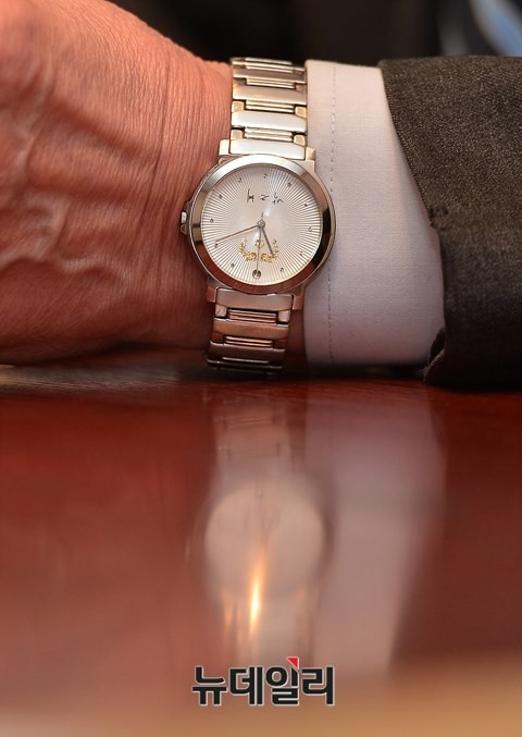 ▲ 정종욱 통일준비위 부위원장의 손목. '박근혜 시계'다. ⓒ뉴데일리 정상윤 기자