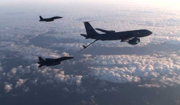 ▲ 2013년 태평양을 횡단하는 F-15K 전투기가 공중급유를 받고 있다.ⓒ공군