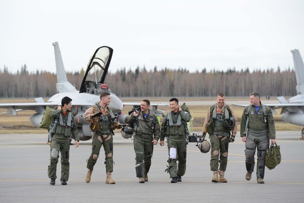 ▲ 레드플래그 알래스카 훈련'에 참가한 우리 공군의 KF-16 전투기조종사와 다국적군 조종사 모습.ⓒ공군