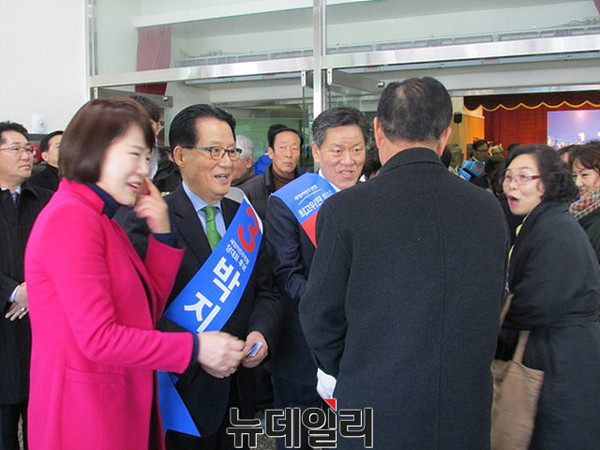 ▲ 새정치민주연합 박지원 당대표 후보와 주승용 최고위원 후보가 11일 합동연설회가 열린 울산 종하체육관 입구에서 대의원과 당원들에게 인사를 건네고 있다. ⓒ뉴데일리 정도원 기자