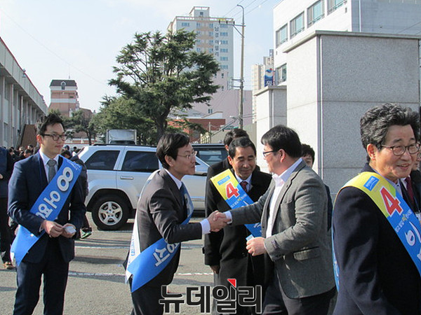 ▲ 새정치민주연합 이목희·오영식 최고위원 후보가 11일 합동연설회가 열린 울산 종하체육관으로 들어서는 정문에서 대의원과 당원들에게 인사를 건네고 있다. ⓒ뉴데일리 정도원 기자