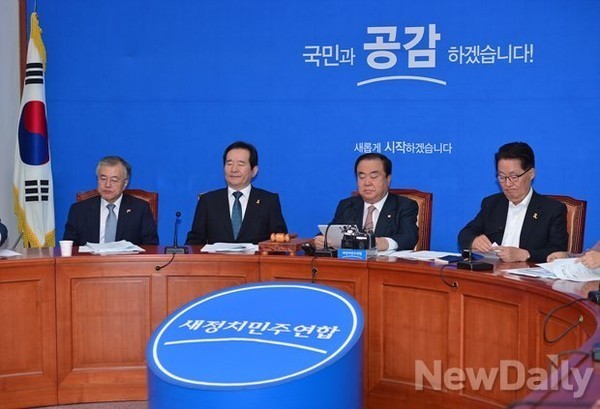 ▲ 새정치민주연합 비상대책위원회의에서 문희상 위원장(오른쪽 두번째)이 발언하고 있다.ⓒ뉴데일리 이종현 기자