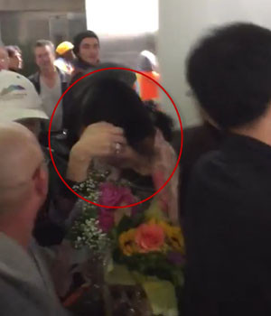 ▲ 고개 숙인 신은미. 우파 교민들이 그에게 항의하며 사진을 찍으려하자 황급히 고개를 숙였다. ⓒ애국동지회 제공-블루투데이 보도화면 캡쳐