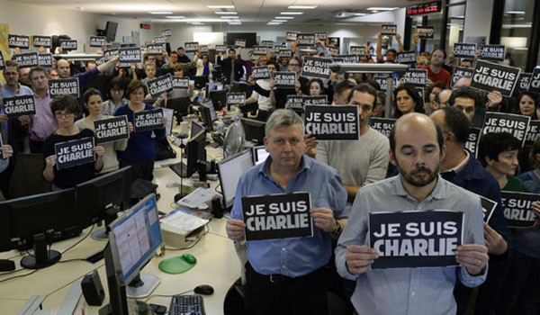 EU의 한 언론사 기자와 직원들이 "내가 샤를리"라는 피켓을 들고 있다. ⓒ프랑스 현지언론 보도화면캡쳐