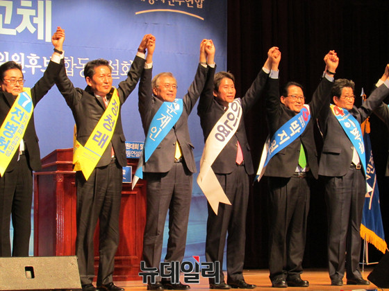 ▲ 새정치민주연합 부산지역 당대표·최고위원 후보 합동연설회가 11일 오후 부산 벡스코 3층 컨벤션홀에서 열린 가운데 문재인·박지원 등 후보들이 단상에 올라 청중들에게 인사하고 있다. ⓒ뉴데일리 정도원 기자