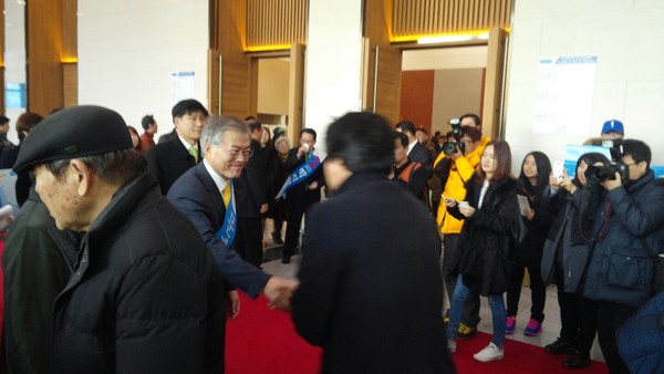 ▲ 11일 부산에서 열린 새정치민주연합 합동연설회장에서 로비 중앙을 차지하며 인기를 뽐내고 있는 문재인 후보(사진 가운데). 뒤로 음료를 마시는 박지원 후보의 모습과 대비된다. ⓒ뉴데일리 임재섭 기자