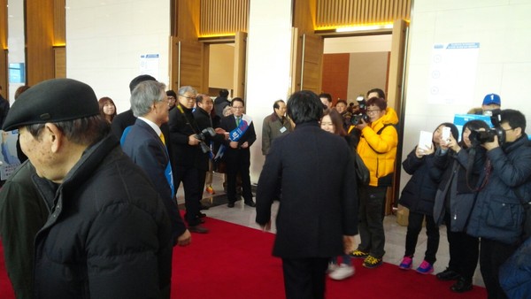 ▲ 포토라인을 형성하며 인기를 과시하는 문재인 후보. 뒤로 문재인 후보를 조용히 응시하고 있는 박지원 후보가 보인다. ⓒ뉴데일리 임재섭 기자