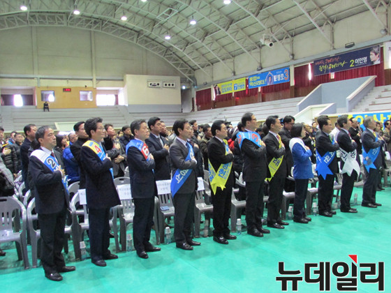 ▲ 11일 울산에서 열린 새정치민주연합 당대표·최고위원 후보 합동연설회에서 최고위원 후보자들이 연설에 앞서 국기에 대한 경례를 하고 있다. ⓒ뉴데일리 정도원 기자