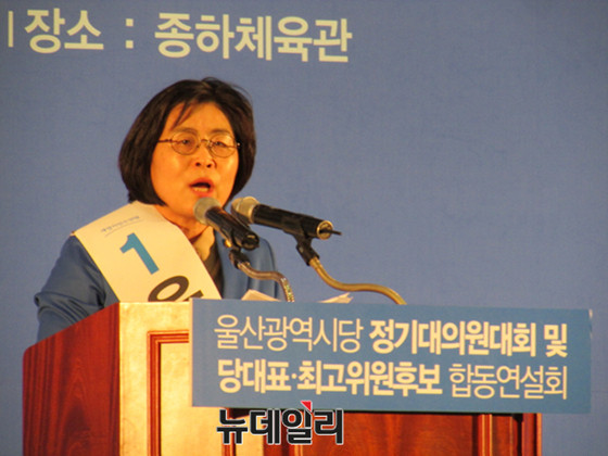 ▲ 가련함 경쟁에 먼저 불을 당긴 '가련한 여성 후보' 새정치민주연합 유승희 후보가 11일 울산에서 열린 새정치민주연합 당대표·최고위원 후보 합동연설회에서 연설하고 있다. ⓒ뉴데일리 정도원 기자