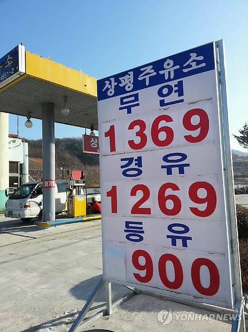 ▲ 리터당 1300원대 주유소가 늘어나고 있다. 사진은 전국 최저가 주유소로 유명세를 떨치고 있는 상평주유소. ⓒ 연합뉴스