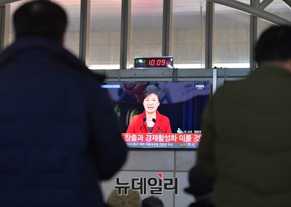 ▲ 박근혜 대통령의 신년 기자회견을 지켜보고 있는 시민들. ⓒ뉴데일리 정상윤 기자