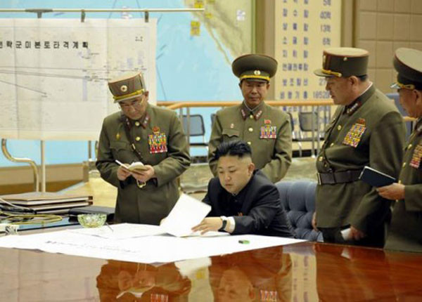 ▲ "원수님, 올해 키리졸브는 남조선이 주도한답니다." "또 지하벙커 내려가야 되는 거야? 하, 내가 두더지도 아니고…." 김정은 집단이 한국에게 모든 군사훈련을 중단하라는 엉뚱한 제안을 해 눈길을 끌고 있다. ⓒ北선전매체 보도화면 캡쳐