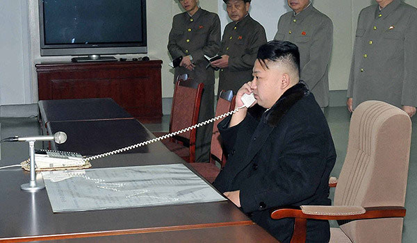 "제발 전화 좀 받아봐요. 나 또 지하로 내려가기 싫다니까…." 한미 양국은 김정은의 황당한 제안을 일언지하에 거절했다. ⓒ北선전매체 보도화면 캡쳐