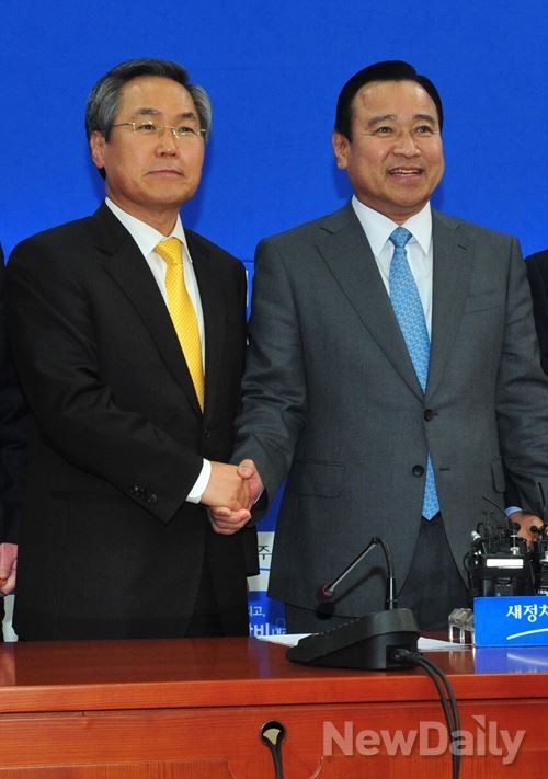 ▲ 이완구 새누리당 원내대표(오른쪽)와 우윤근 새정치민주연합 원내대표.ⓒ뉴데일리 이종현 기자