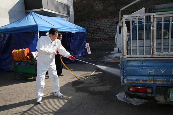 ▲ 차량소독하고 있는 김항곤 군수 ⓒ성주군 제공