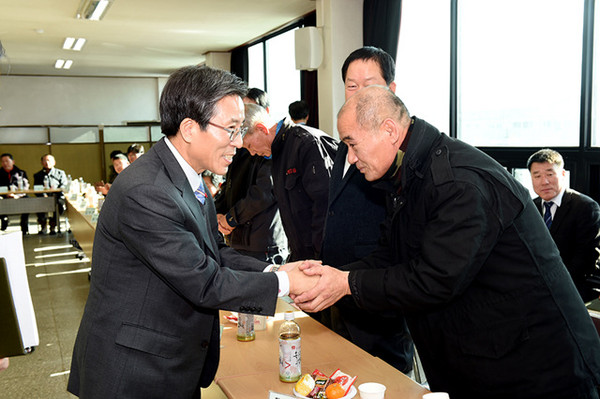 ▲ 시민들과 인사 나누고 있는 고윤환 시장ⓒ문경시 제공
