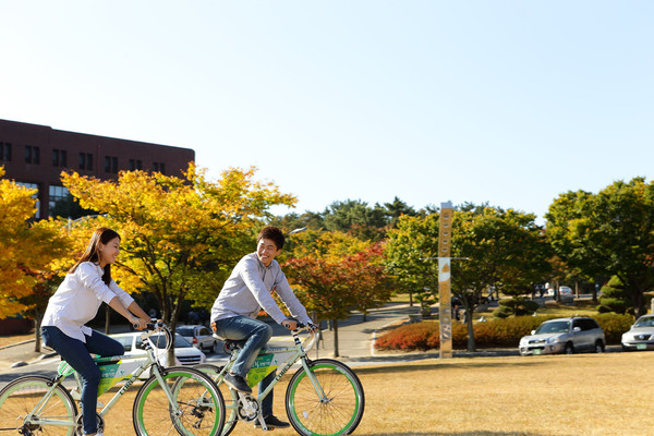 ▲ 학생들이 캠퍼스에서 자전거를 타고 다니고 있다.ⓒ대구대 제공