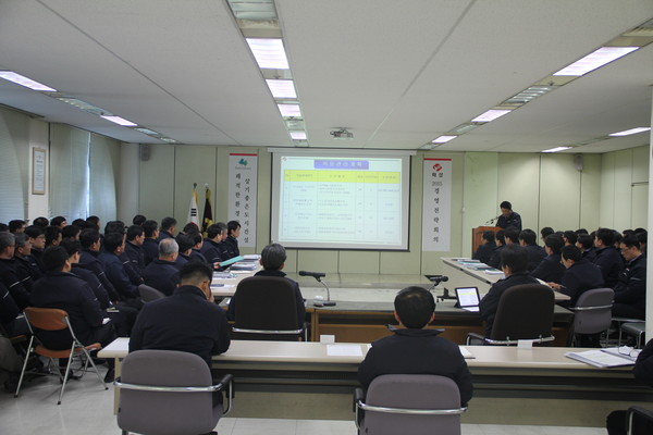 ▲ 화성산업이 지난 12일 간부급 임원 전원이 참여한 가운데 경영전략회의를 열고 올해 부문별 사업확정 등 올해 경영계획을 선정했다.ⓒ화성산업 제공