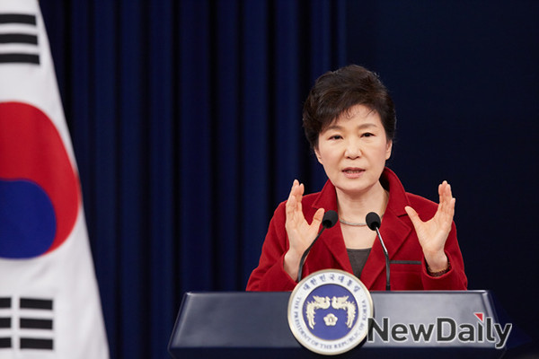 ▲ 박근혜 대통령이 12일 청와대 춘추관에서 열린 신년 기자회견에서 정국구상을 발표하고 있다. ⓒ청와대 제공