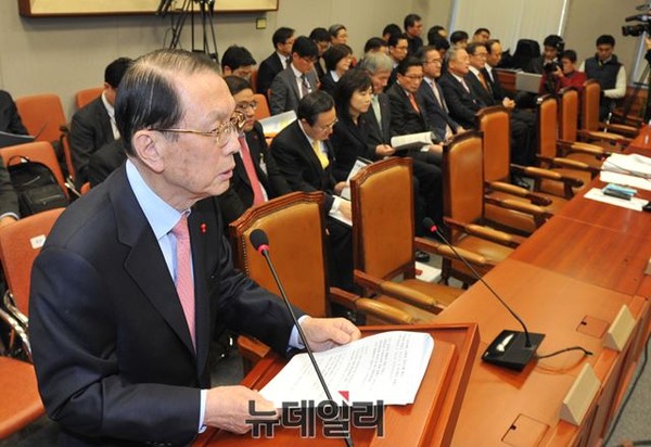 ▲ 지난 9일 김기춘 대통령비서실장이 국회 운영위에 출석해 청와대 문건 파문에 대한 입장을 밝히고 있다. ⓒ뉴데일리 이종현 기자