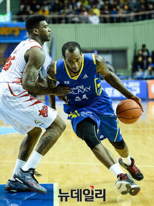 ▲ 리오 라이온스 선수와 찰스 가르시아 선수.(파란색 유니폼이 리오 라이온스)ⓒ서울 삼성 썬더스