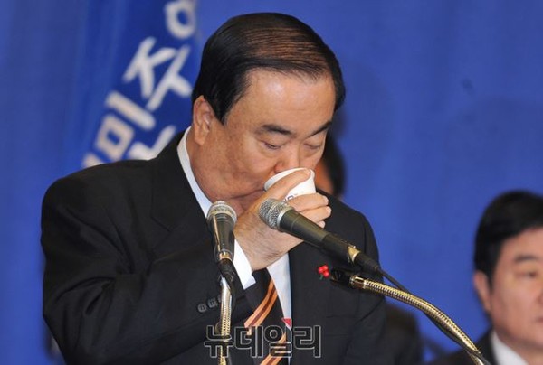 ▲ 새정치민주연합 문희상 비상대책위원장이 13일 국회도서관에서 신년기자회견을 진행하던 중 취재진의 질문을 받고 답변하기에 앞서 물을 마시고 있다. ⓒ뉴데일리 이종현 기자