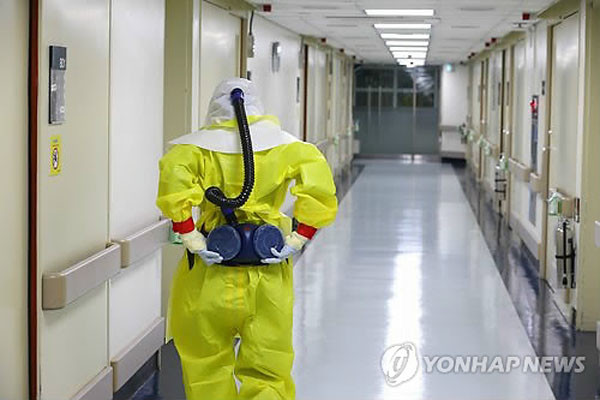 ▲ 에볼라 긴급구호대로 파견나갈 간호사가 장비 착용훈련을 하는 모습. ⓒ연합뉴스. 무단전재 및 재배포 금지.