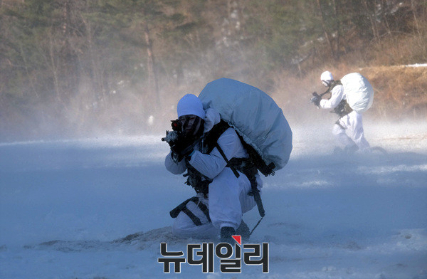 ▲ ‘무장 전술강하’ 중인 특전사 대원 ⓒ태상호