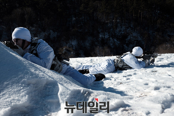 ▲ ‘무장 전술강하’ 엄호 중인 특전사 대원 ⓒ태상호