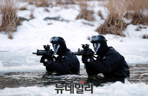 ▲ 도하 훈련하는 특전사 대원 ⓒ태상호