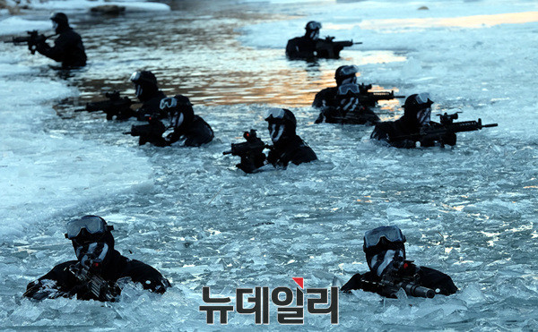 ▲ 도하 훈련하는 특전사 대원 ⓒ태상호